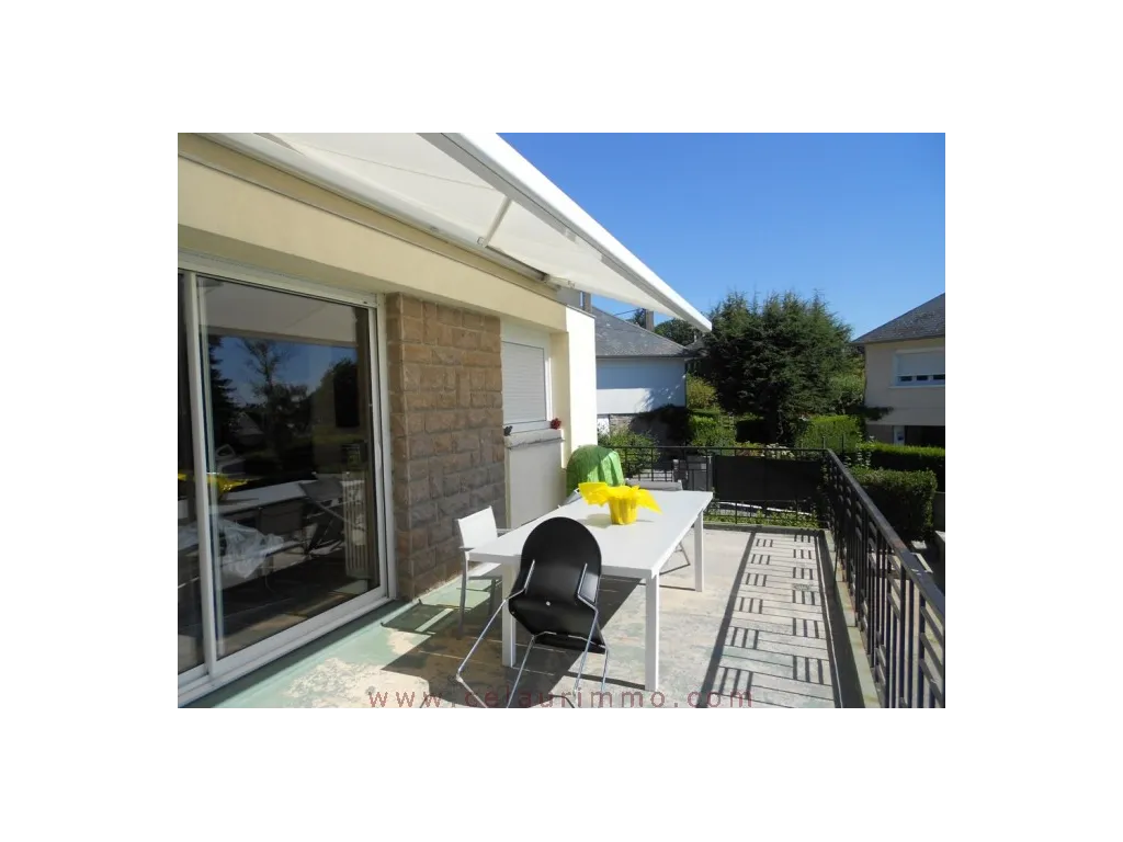 NICE HOUSE WITH POOL AND SIGHT ON EGLETONS