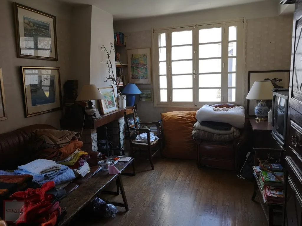 IMMEUBLE AVEC DEVANTURE COMMERCIALE ET LOGEMENT T5 -