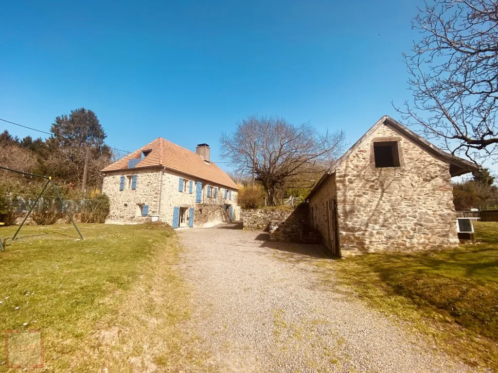 TRES BEL ENSEMBLE AVEC VUE ET 1 HA