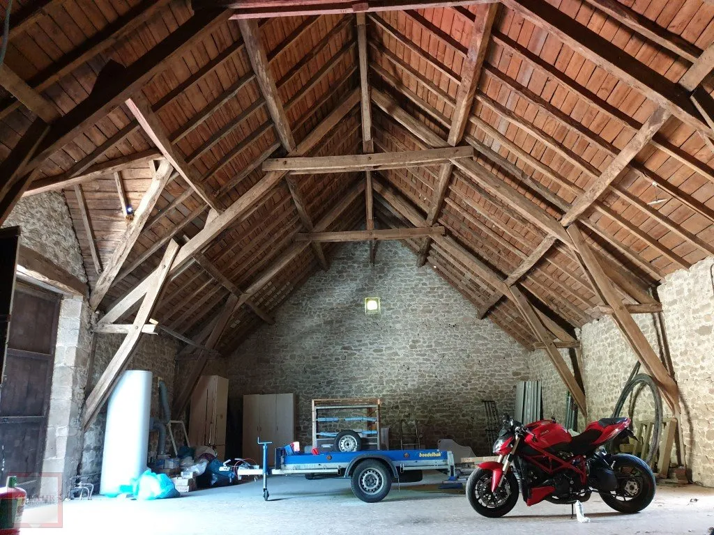 GRANGE AMENAGEE ET MAISON SUR UN TERRAIN DE 13392 M²
