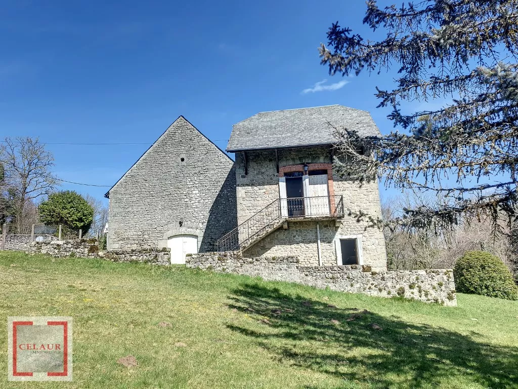 GRANGE AMENAGEE ET MAISON SUR UN TERRAIN DE 13392 M²
