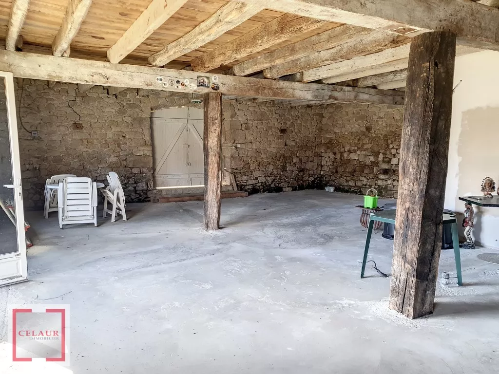 GRANGE AMENAGEE ET MAISON SUR UN TERRAIN DE 13392 M²