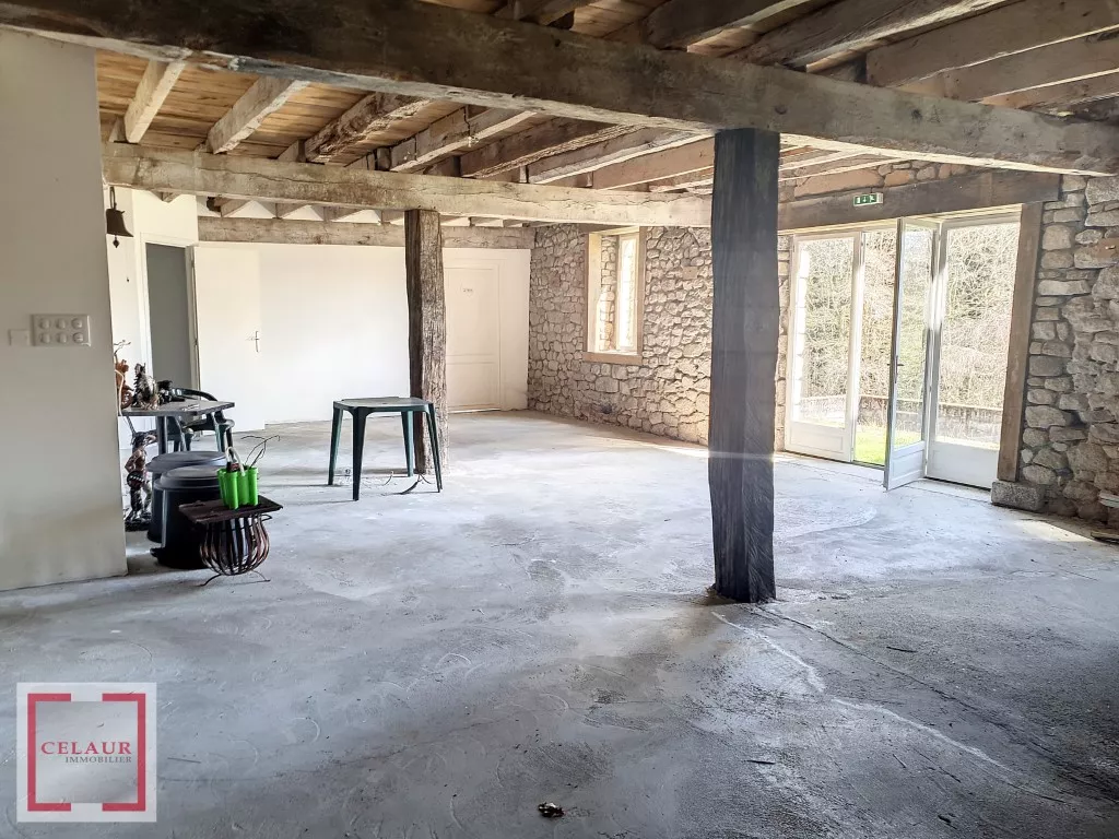 GRANGE AMENAGEE ET MAISON SUR UN TERRAIN DE 13392 M²