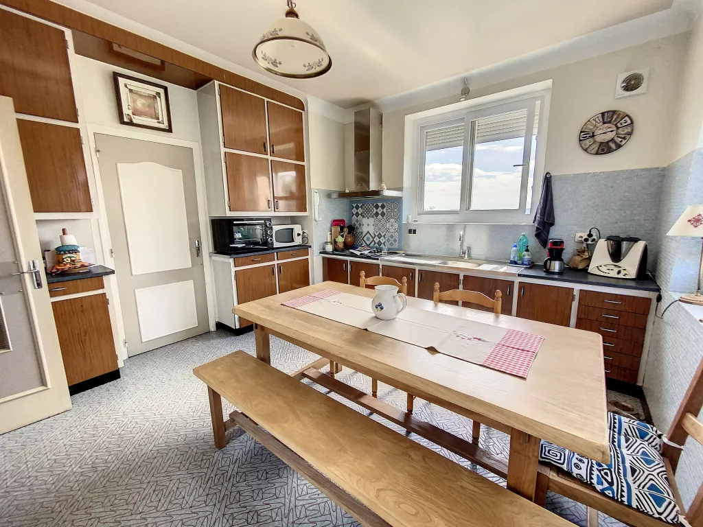 Maison cossue commerces à pied