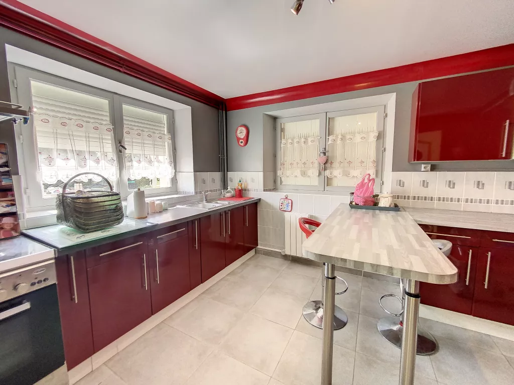 Maison cossue commerces à pied