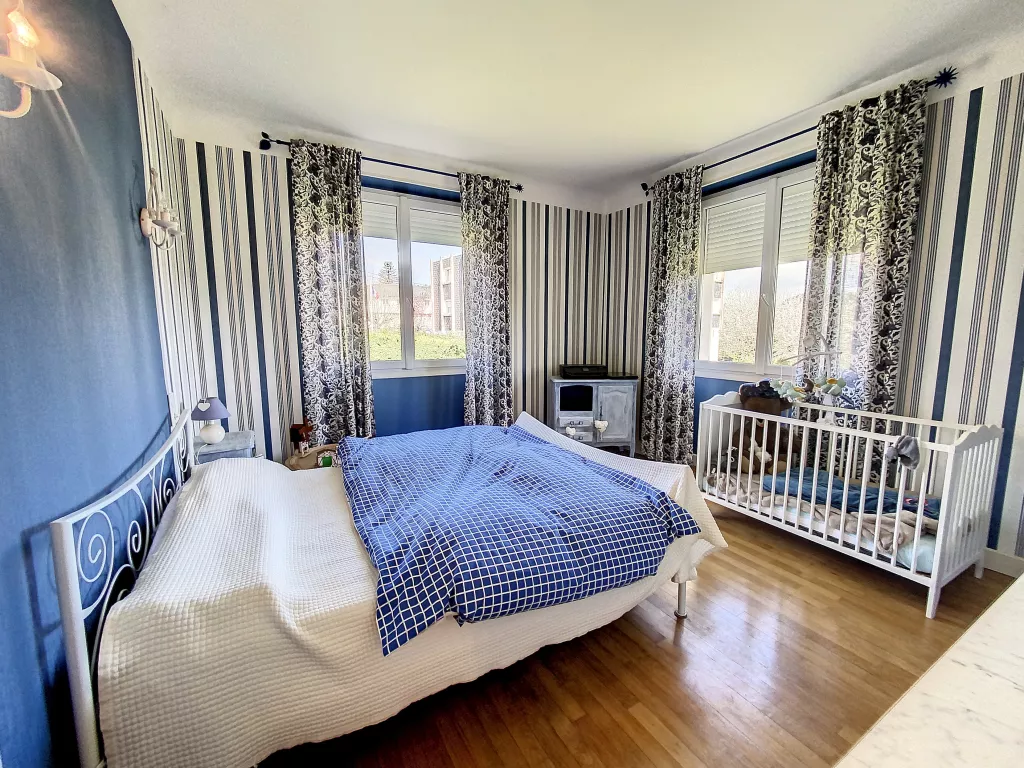 Maison cossue commerces à pied