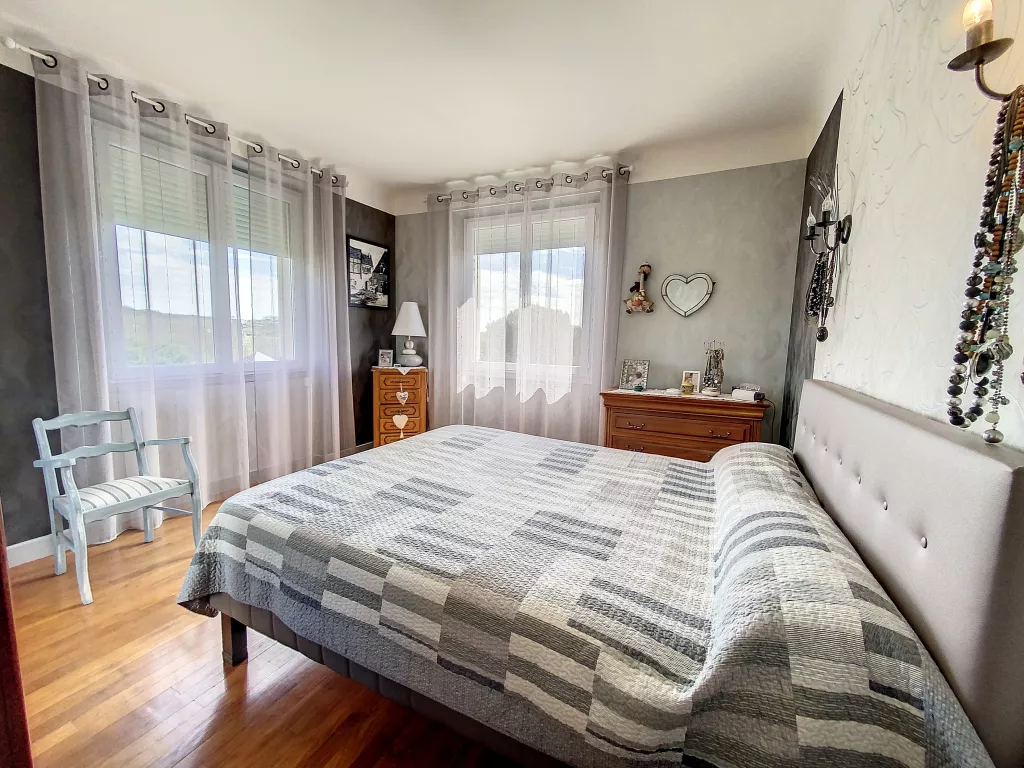 Maison cossue commerces à pied