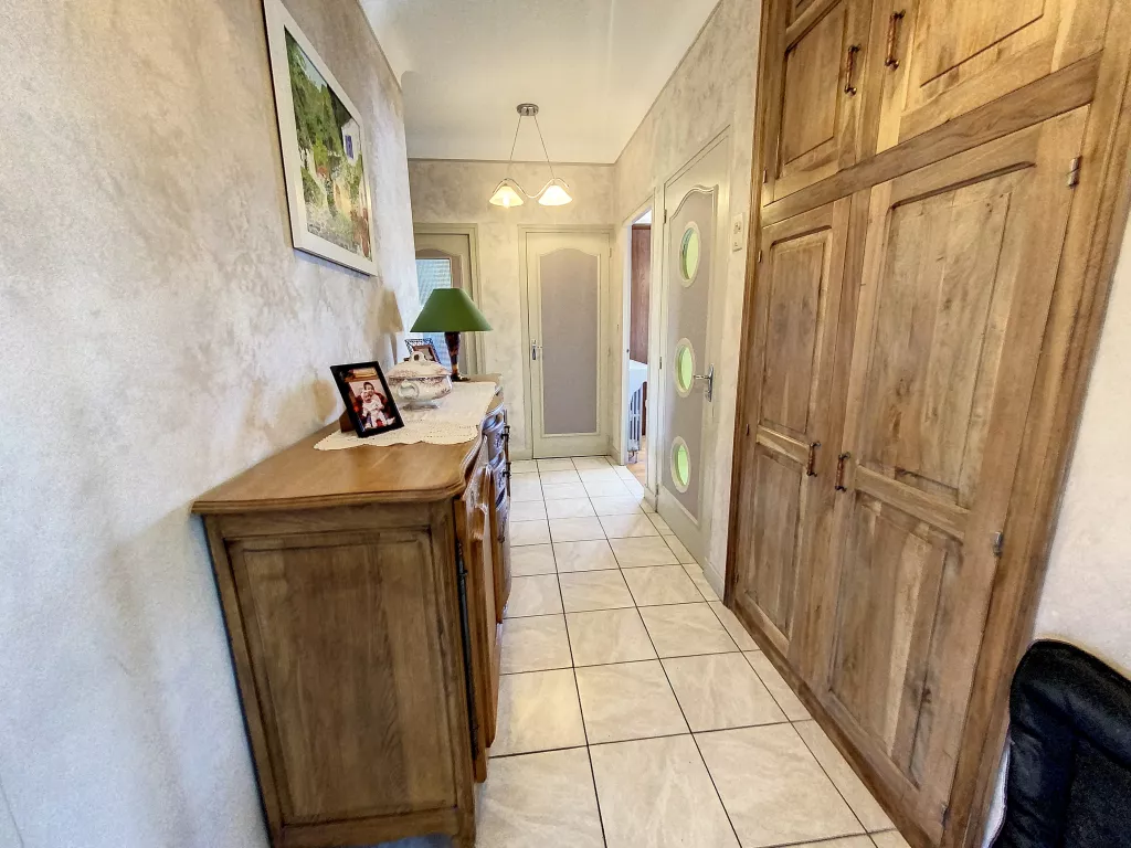 Maison cossue commerces à pied