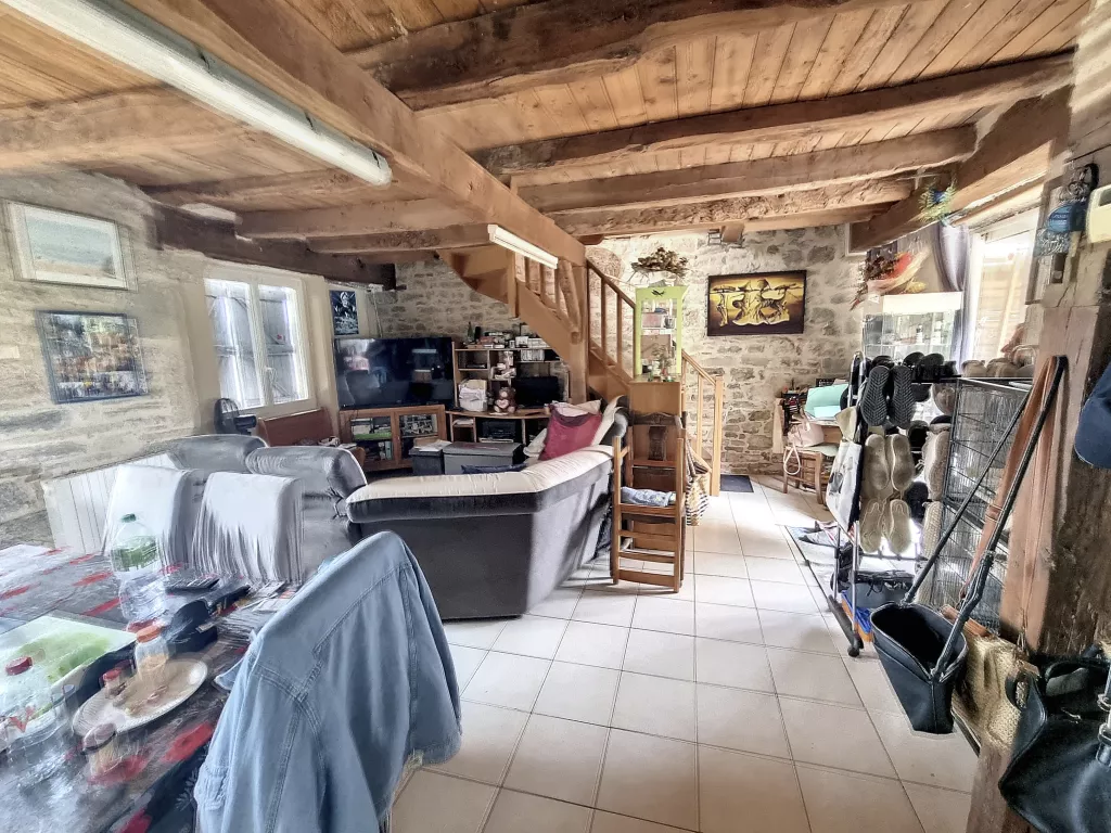 MAISON EN PIERRE AVEC SON HANGAR ET PANNEAUX SOLAIRES