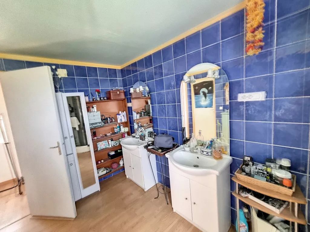 MAISON EN PIERRE AVEC SON HANGAR ET PANNEAUX SOLAIRES