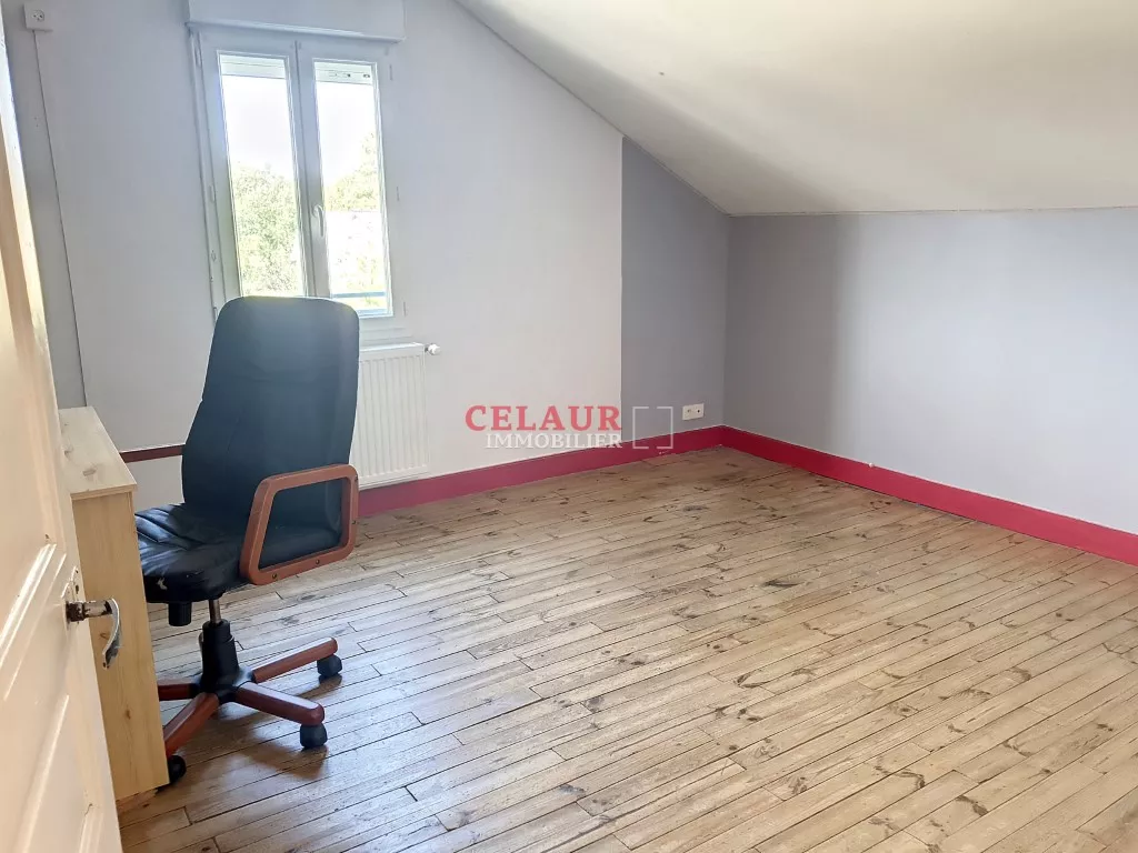 Grande maison avec entrep&ocirc;ts