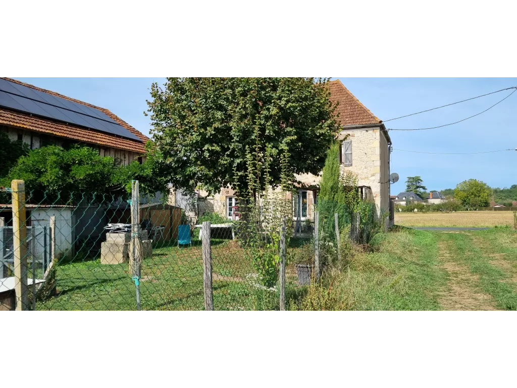 MAISON EN PIERRE AVEC SON HANGAR ET PANNEAUX SOLAIRES