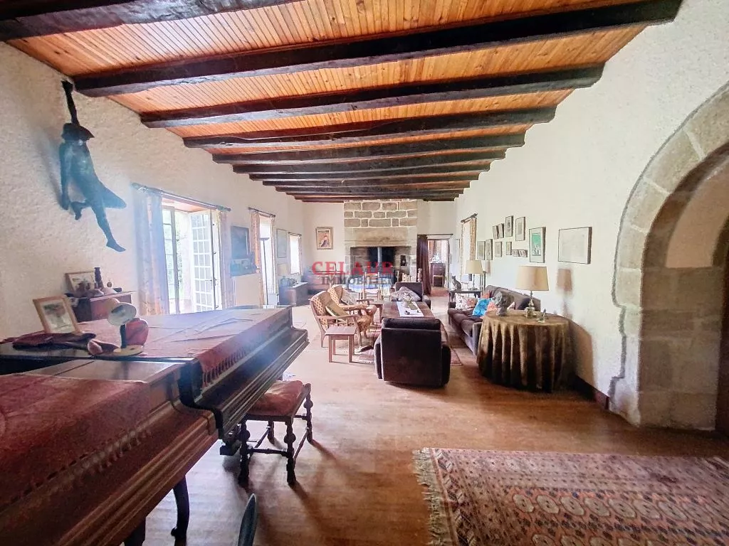 SET OF CHARACTER: HOUSE + GITE ON 5783 M²