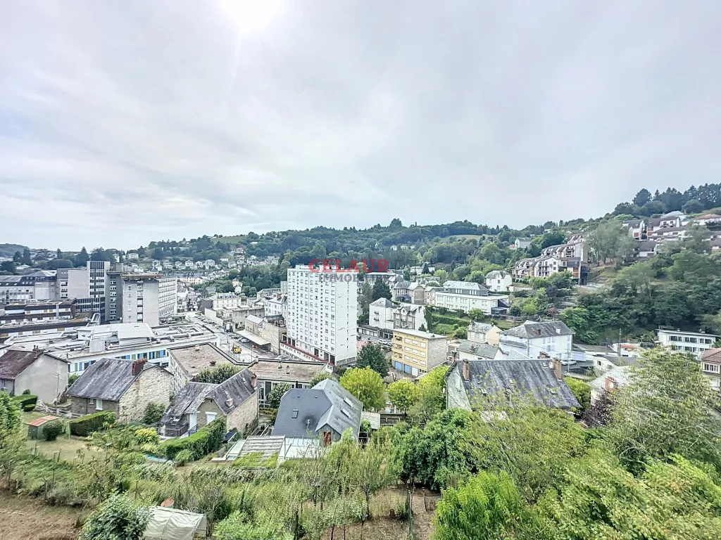 MAISON DE VILLE AVEC QUATRE GARAGES