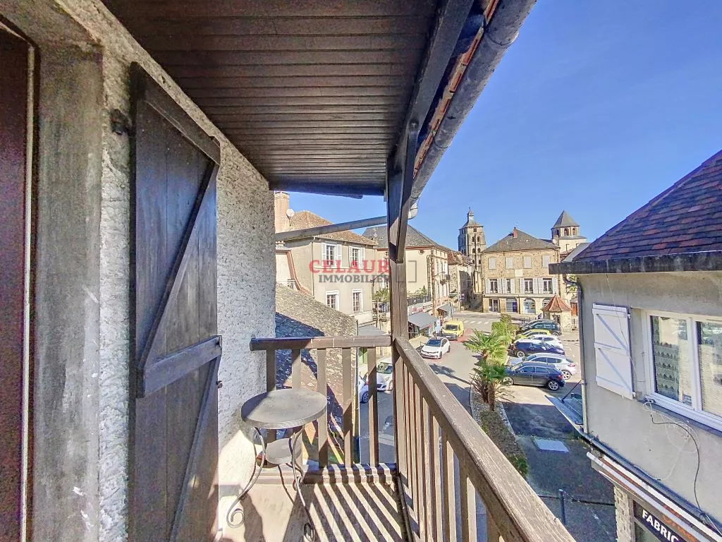 COMMERCIAL PREMISES + 2 APARTMENTS