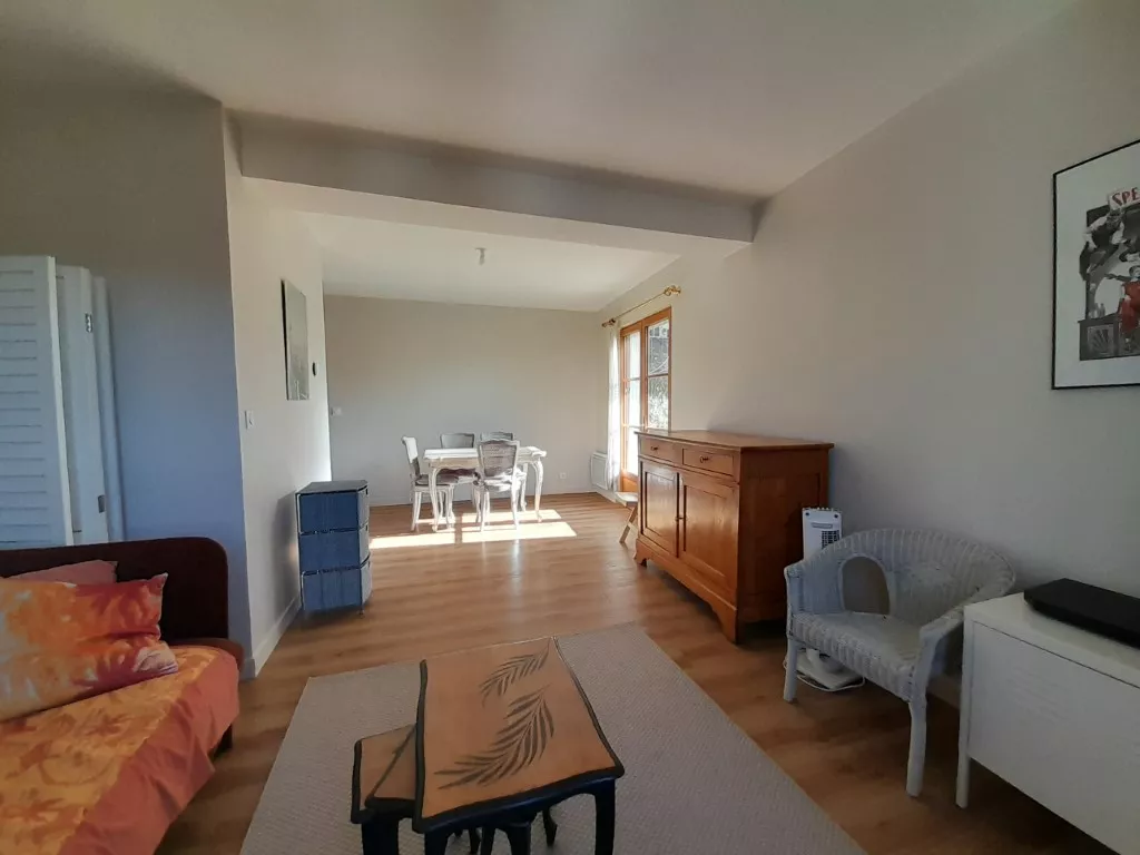 Appartement meublé à louer avec balcon et cuisine équipée