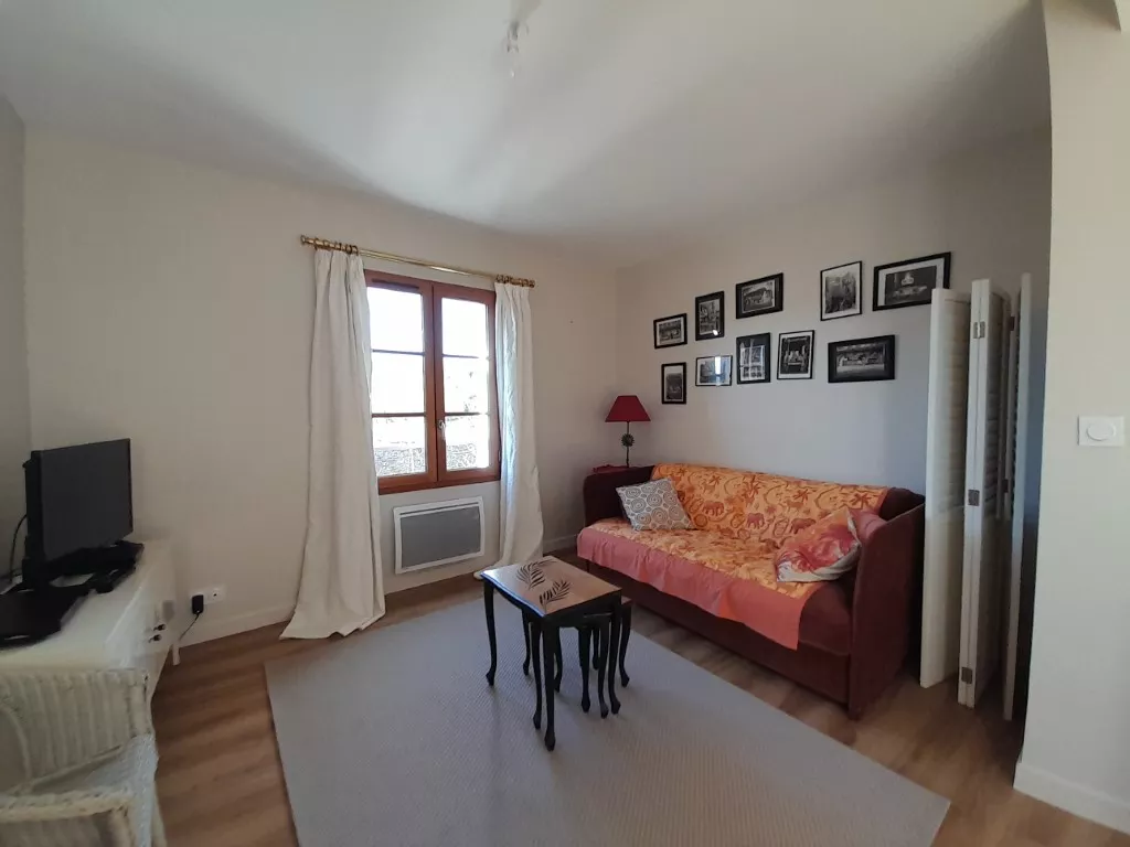 Appartement meublé à louer avec balcon et cuisine équipée