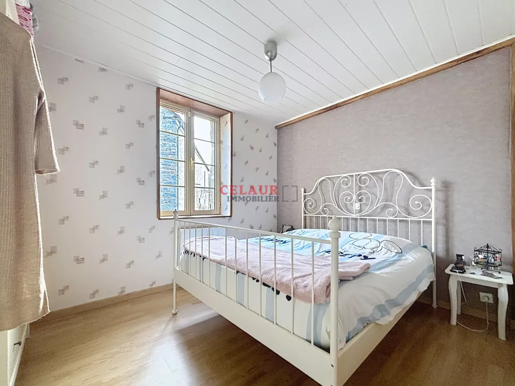 Maison de caract&egrave;re en pierre avec grange  et terrain