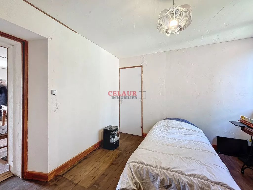 MAISON EN PIERRE RÉNOVÉE AVEC GRANGE, HANGARS, BATIMENT DE STOCKAGE ET TERRAIN