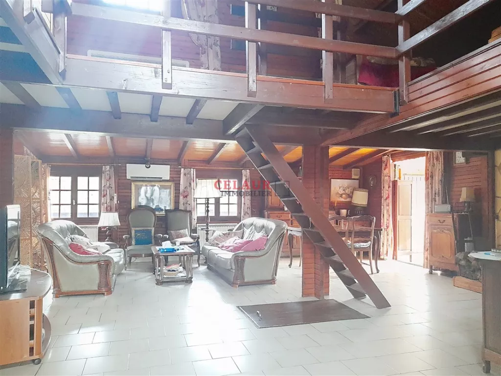 Propriété avec dépendances, traversée par une rivière