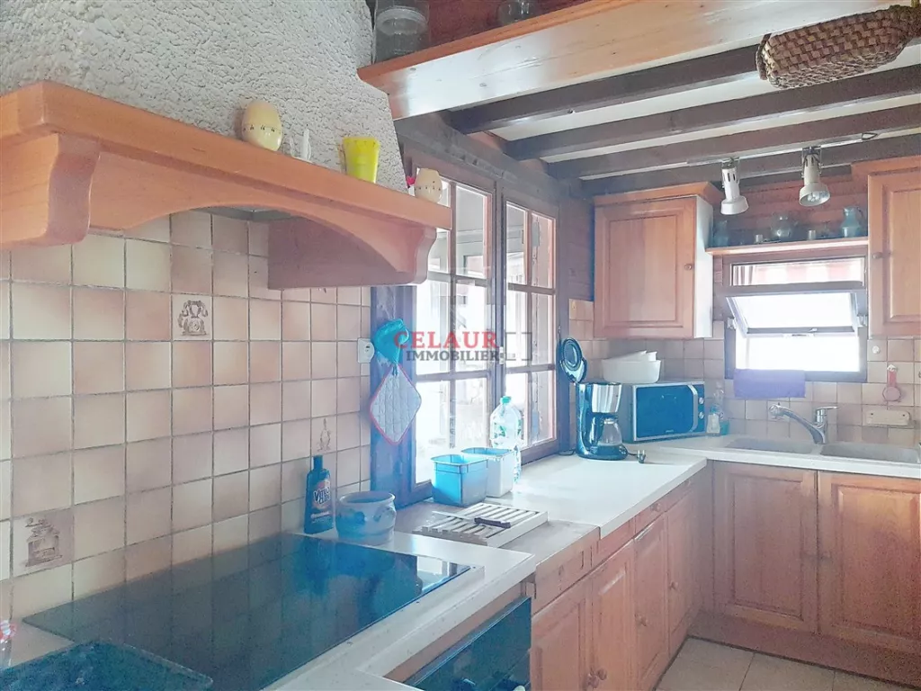 Propriété avec dépendances, traversée par une rivière