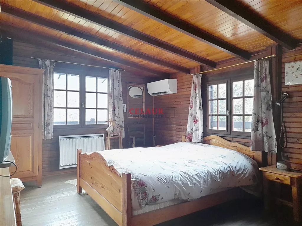 Propriété avec dépendances, traversée par une rivière