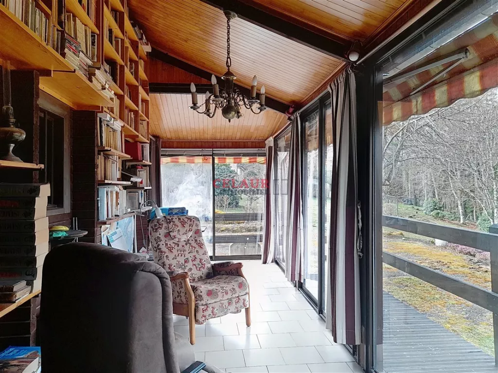 Propriété avec dépendances, traversée par une rivière