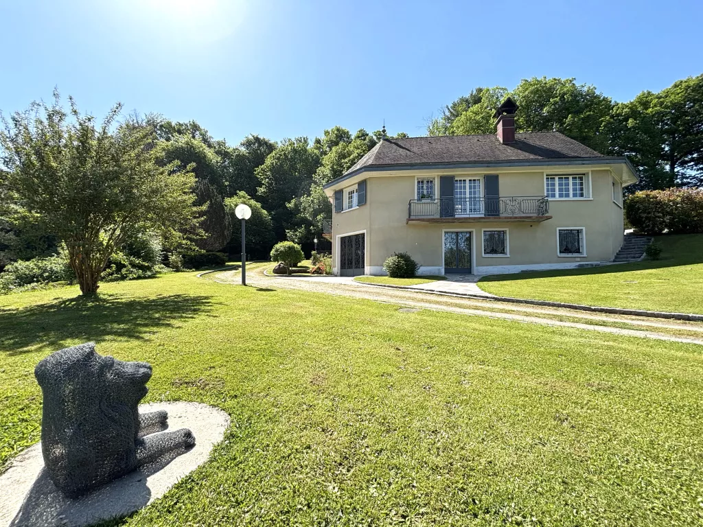 Belle maison avec un grand terrain
