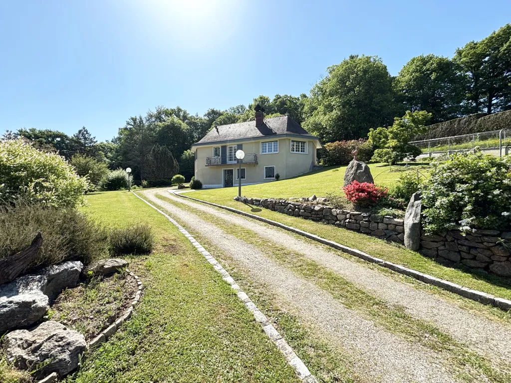 Belle maison avec un grand terrain