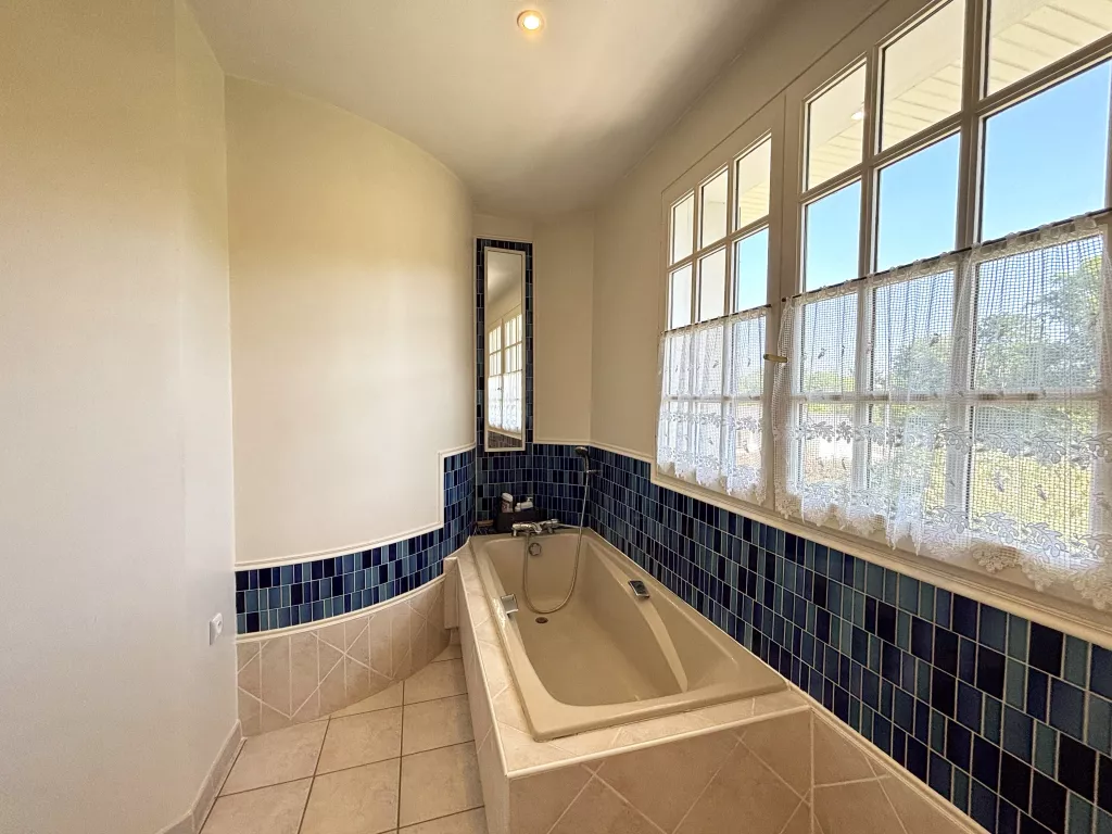 Belle maison avec un grand terrain