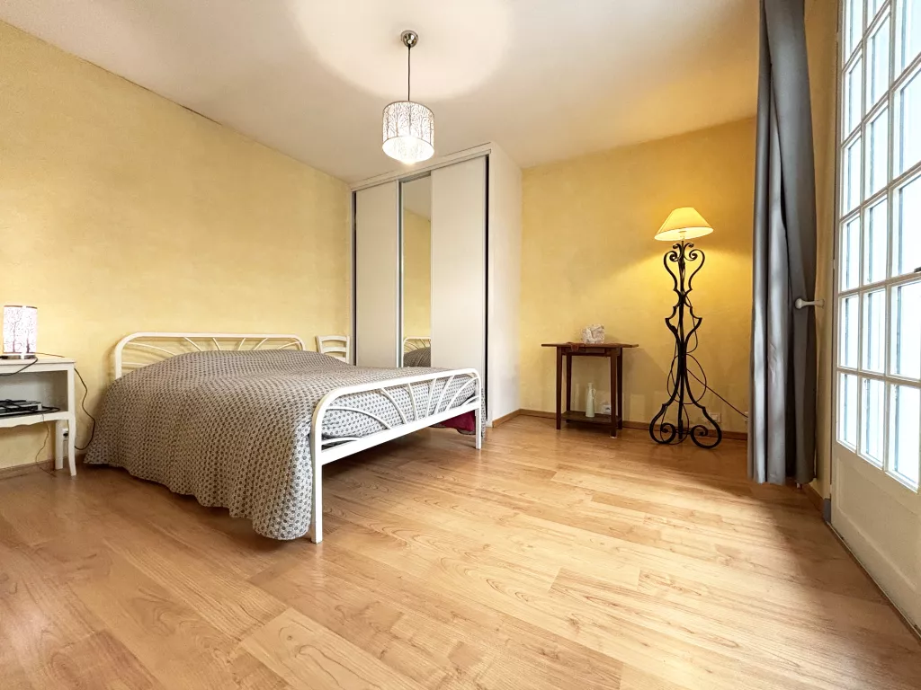 Belle maison avec un grand terrain