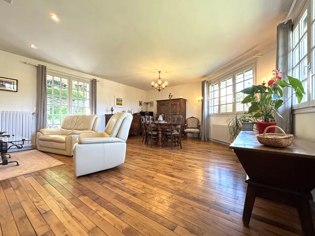 Belle maison avec un grand terrain