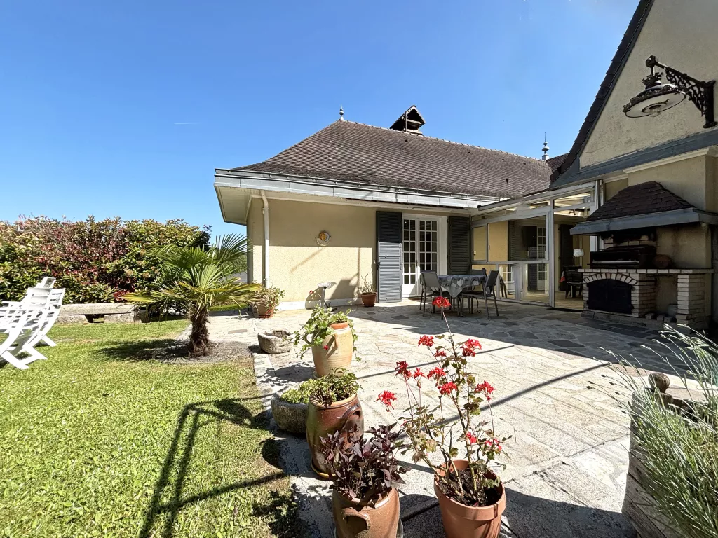 Belle maison avec un grand terrain