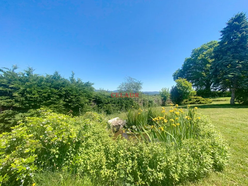 Longère en pierres avec environ 8500m² de terrain