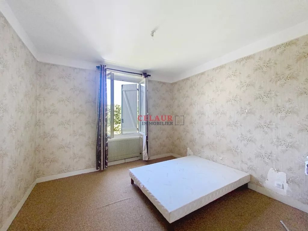 Longère en pierres avec environ 8500m² de terrain