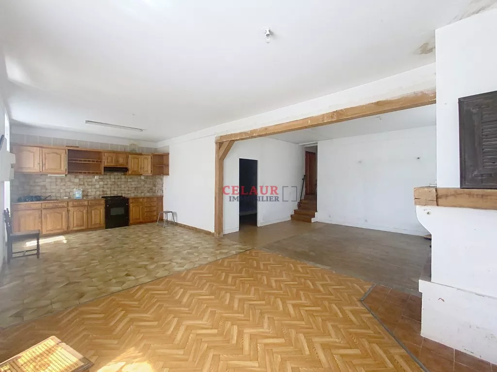 Longère en pierres avec environ 8500m² de terrain