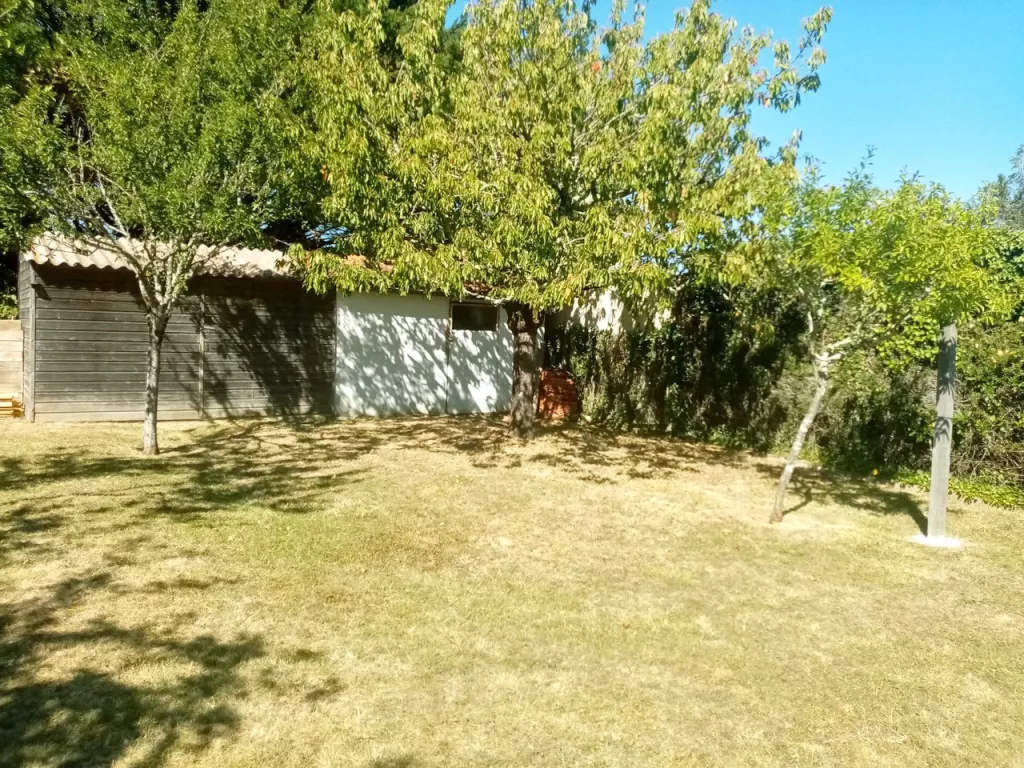 Maison de plain-pied avec jardin