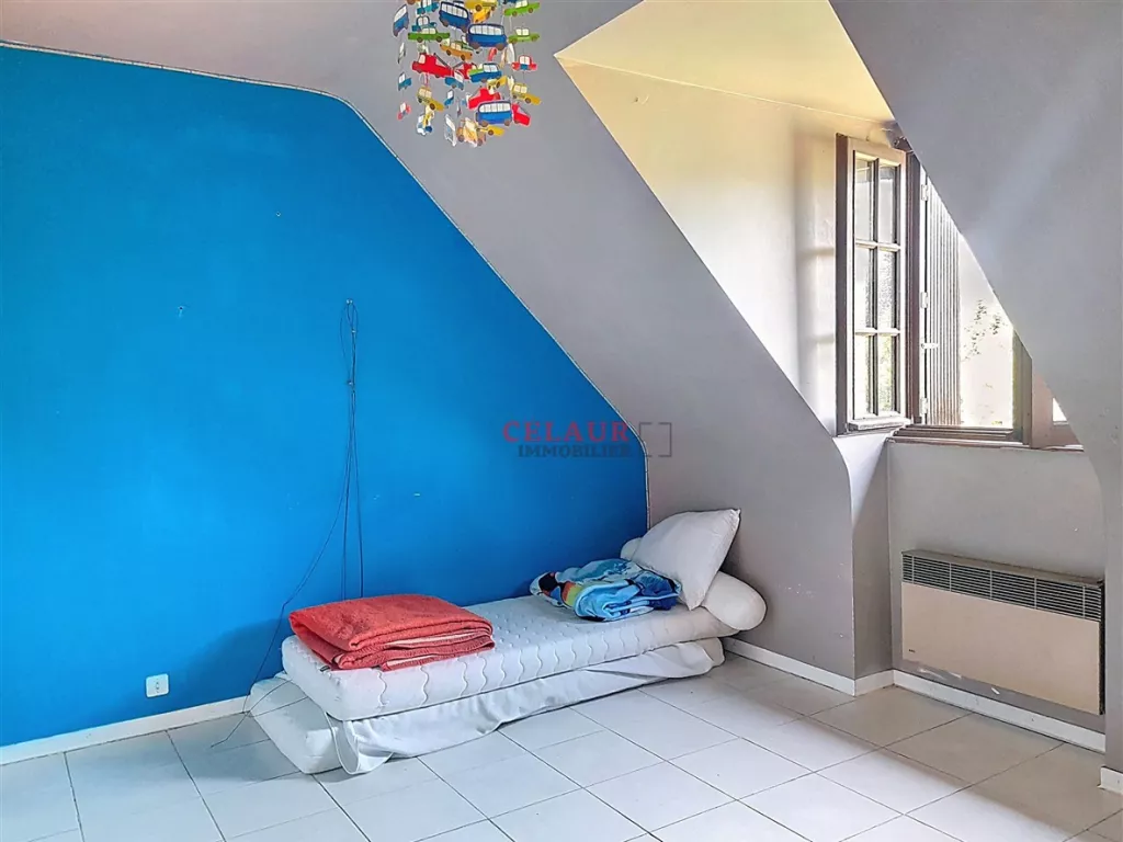 Maison familiale, sous-sol total et jardin.