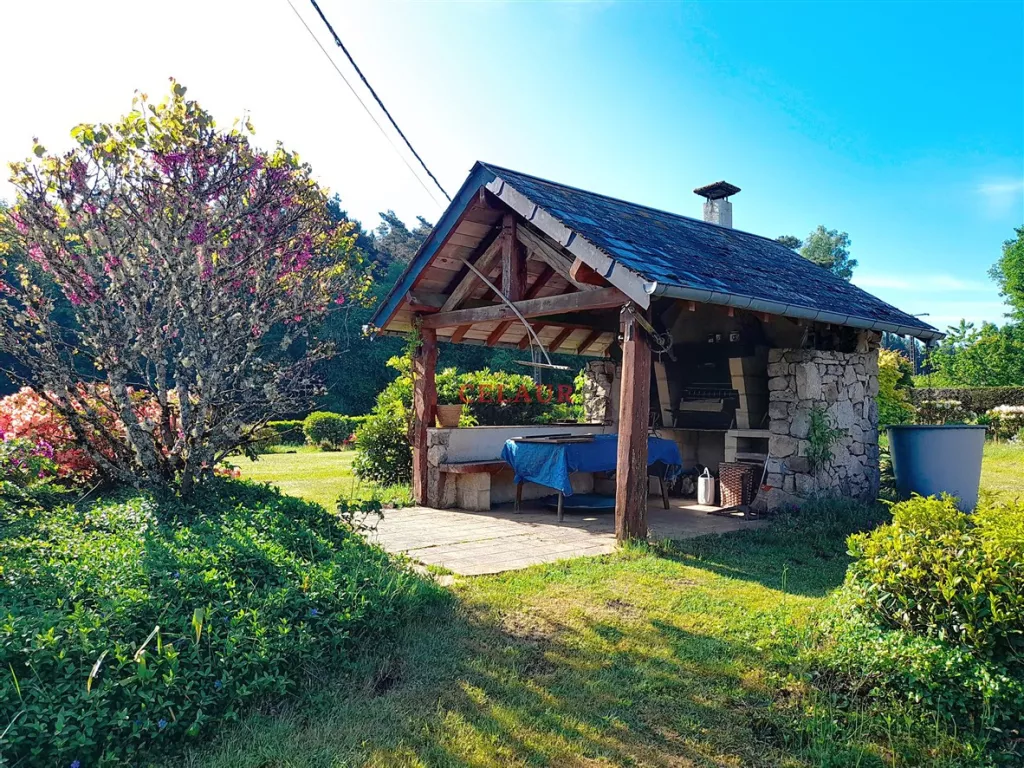 Propriété avec dépendances, traversée par une rivière