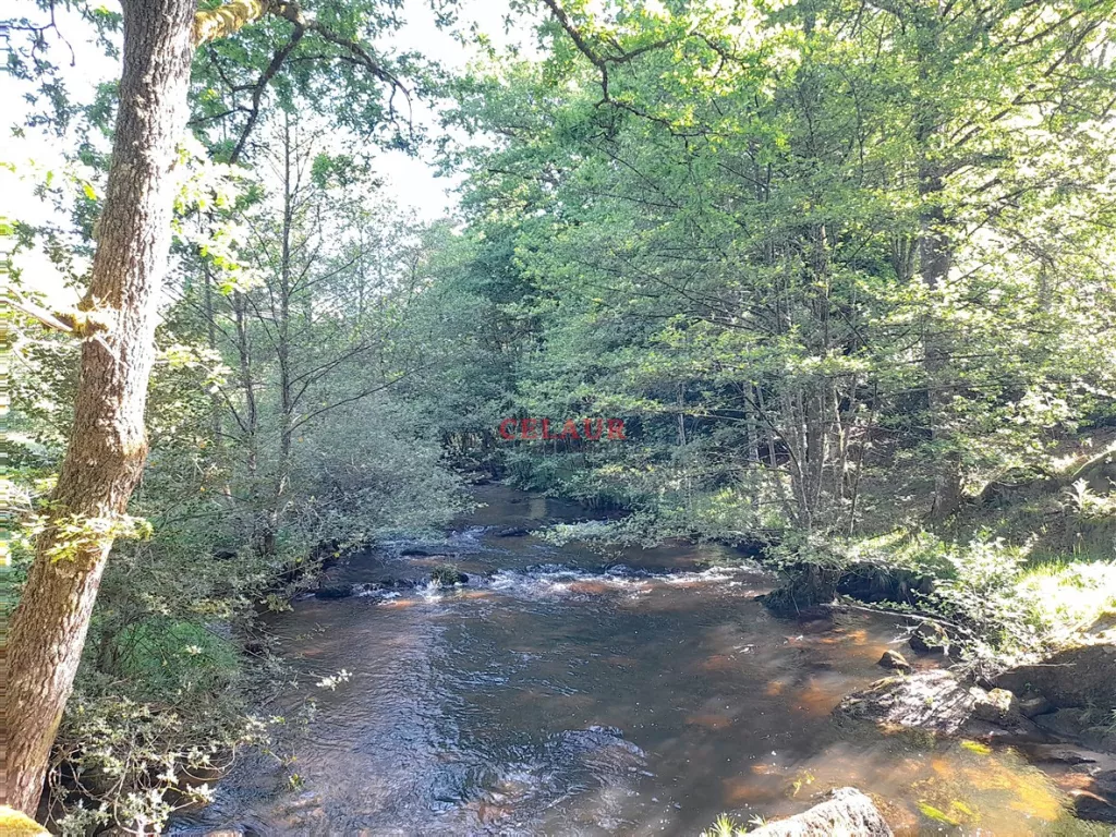 Propriété avec dépendances, traversée par une rivière