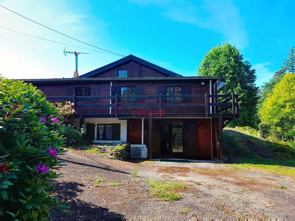 Propriété avec dépendances, traversée par une rivière