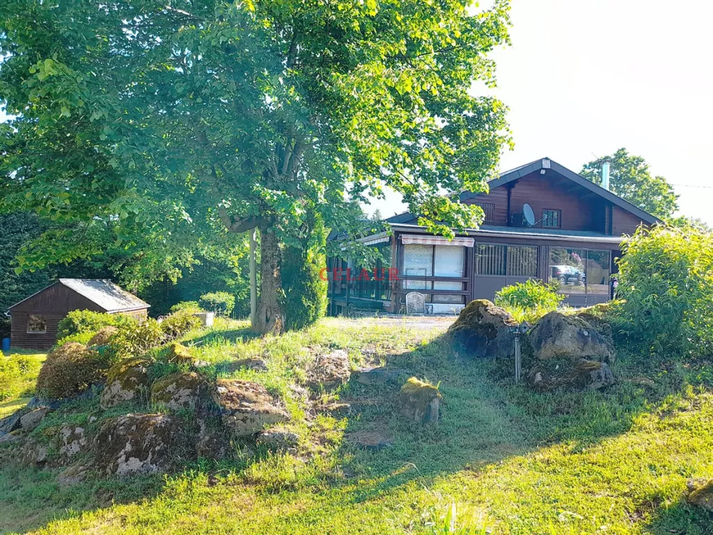 Propriété avec dépendances, traversée par une rivière
