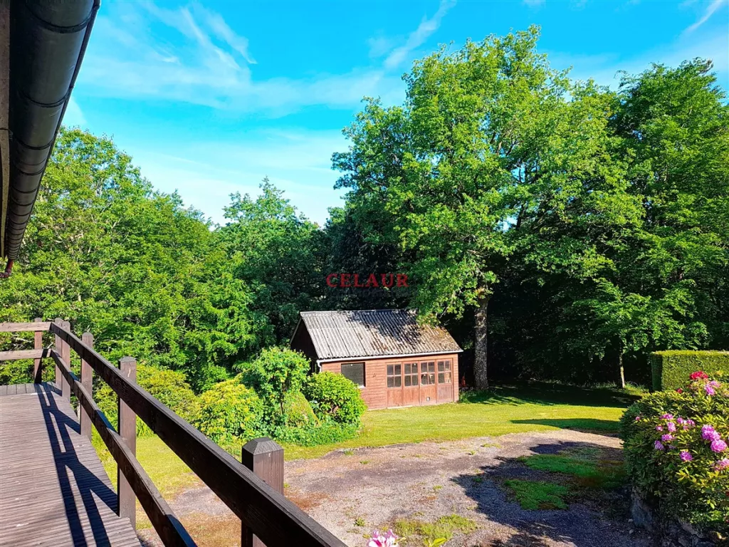 Propriété avec dépendances, traversée par une rivière