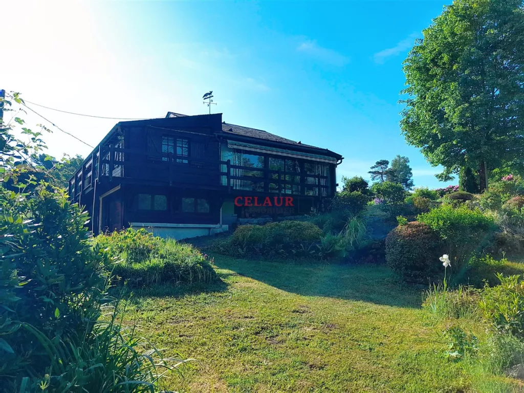 Propriété avec dépendances, traversée par une rivière