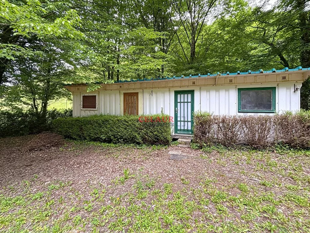 Sans voisins, sur 1 ha de terrain, maison et dépendance avec étang