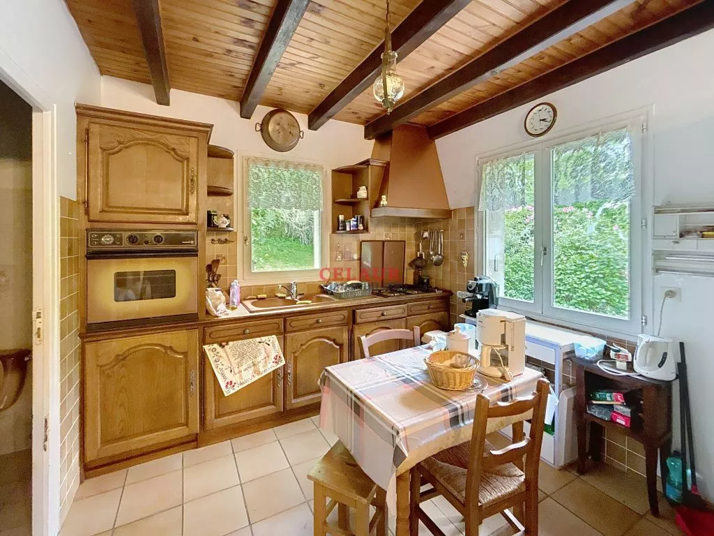 Sans voisins, sur 1 ha de terrain, maison et dépendance avec étang