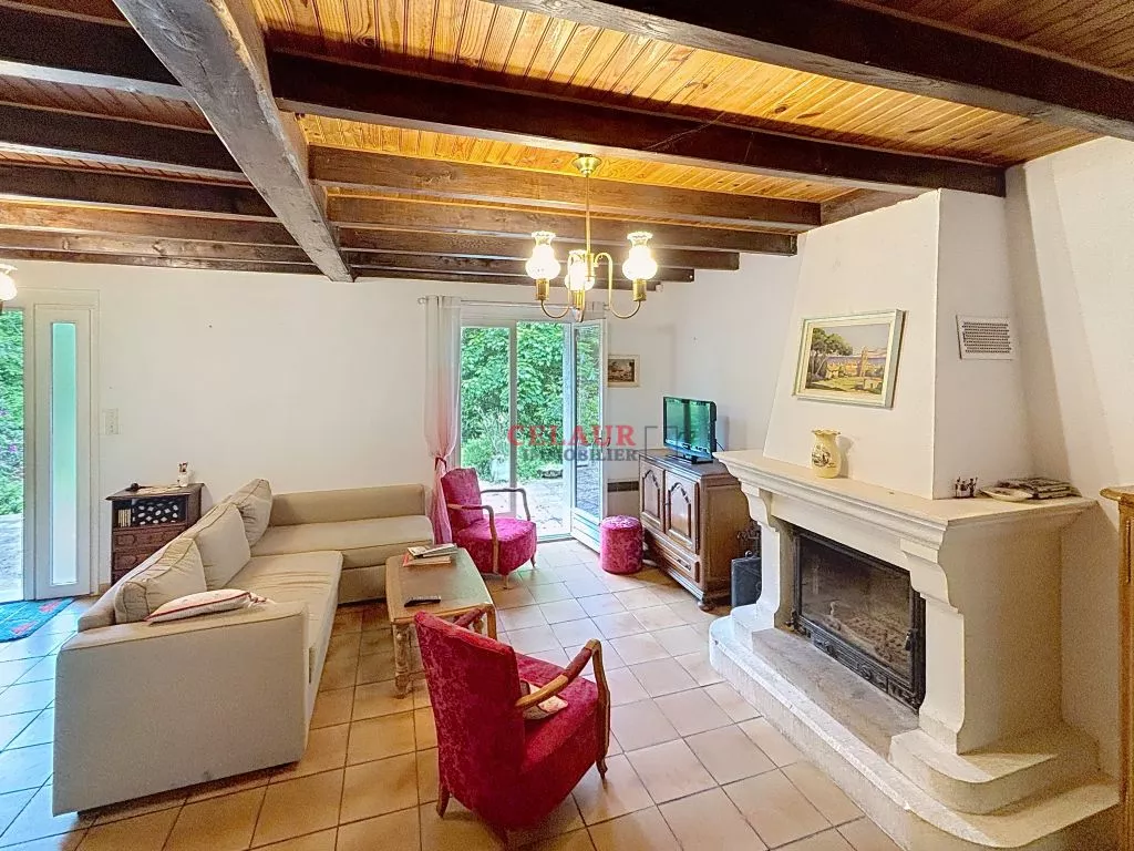 Sans voisins, sur 1 ha de terrain, maison et dépendance avec étang