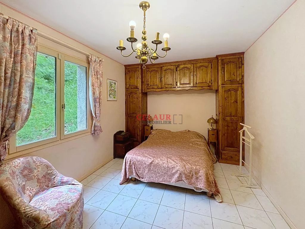 Sans voisins, sur 1 ha de terrain, maison et dépendance avec étang