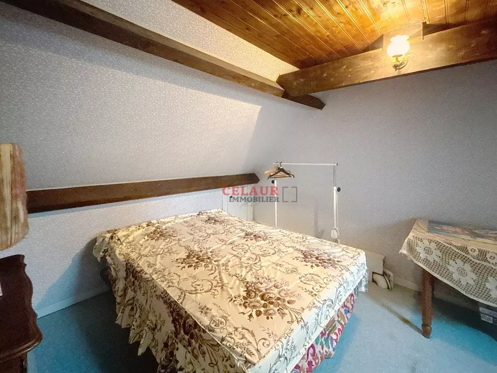 Sans voisins, sur 1 ha de terrain, maison et dépendance avec étang