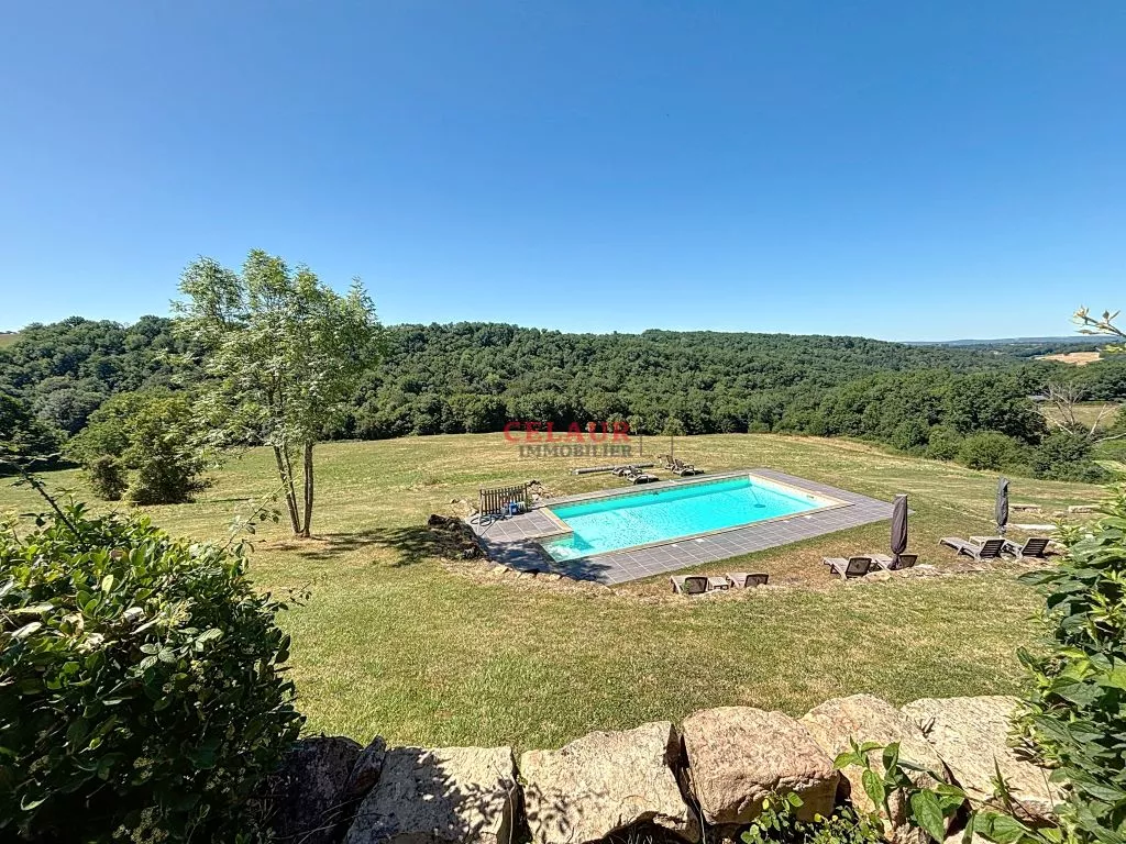 DOMAINE DE 10 HA : MAISON, GRANGE AMENAGEE, VUE, PISCINE